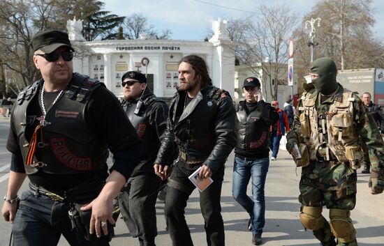 Truck convoy with humanitarian aid from Russian bikers is met in Crimea