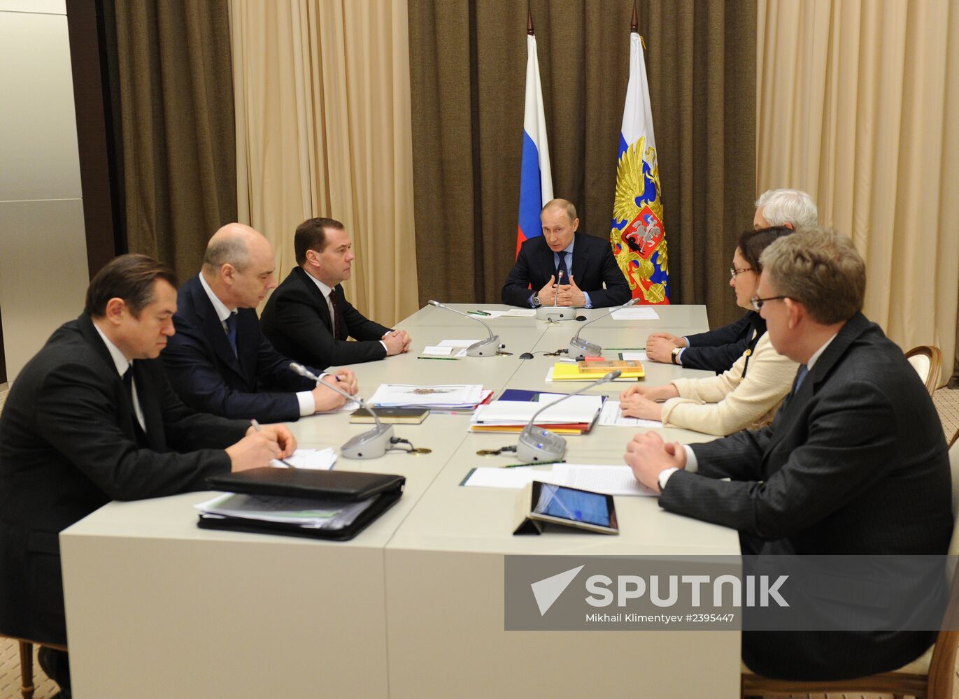 Vladimir Putin chairs meeting on economic issues