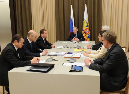 Vladimir Putin chairs meeting on economic issues