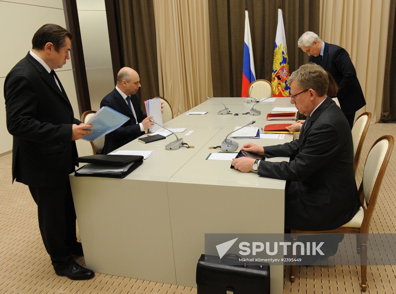 Vladimir Putin chairs meeting on economic issues