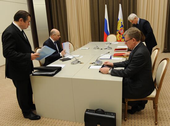 Vladimir Putin chairs meeting on economic issues