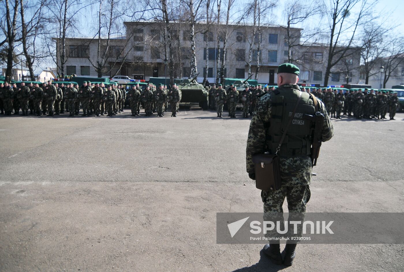 Ukrainian frontier guards sent to Russia-Ukraine border