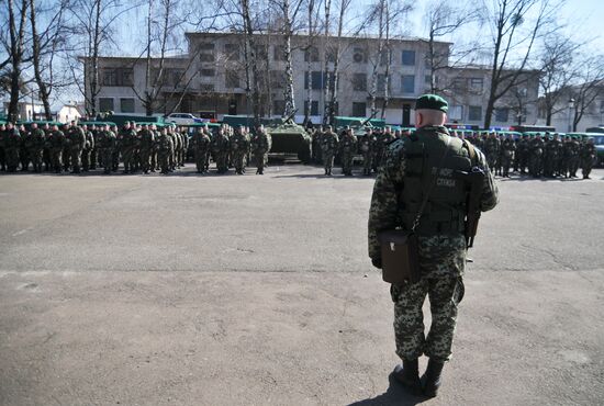 Ukrainian frontier guards sent to Russia-Ukraine border