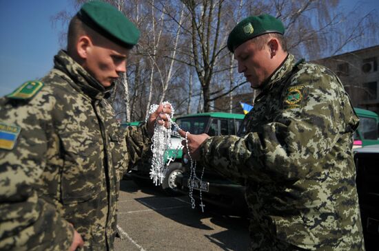 Ukrainian frontier guards sent to Russia-Ukraine border