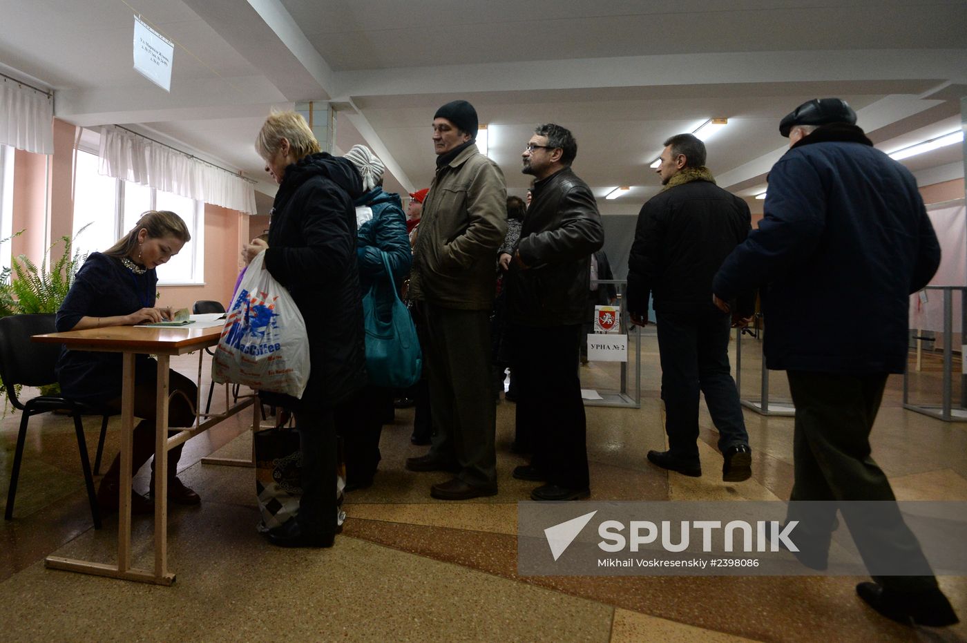 Simferopol votes in Crimea secession referendum