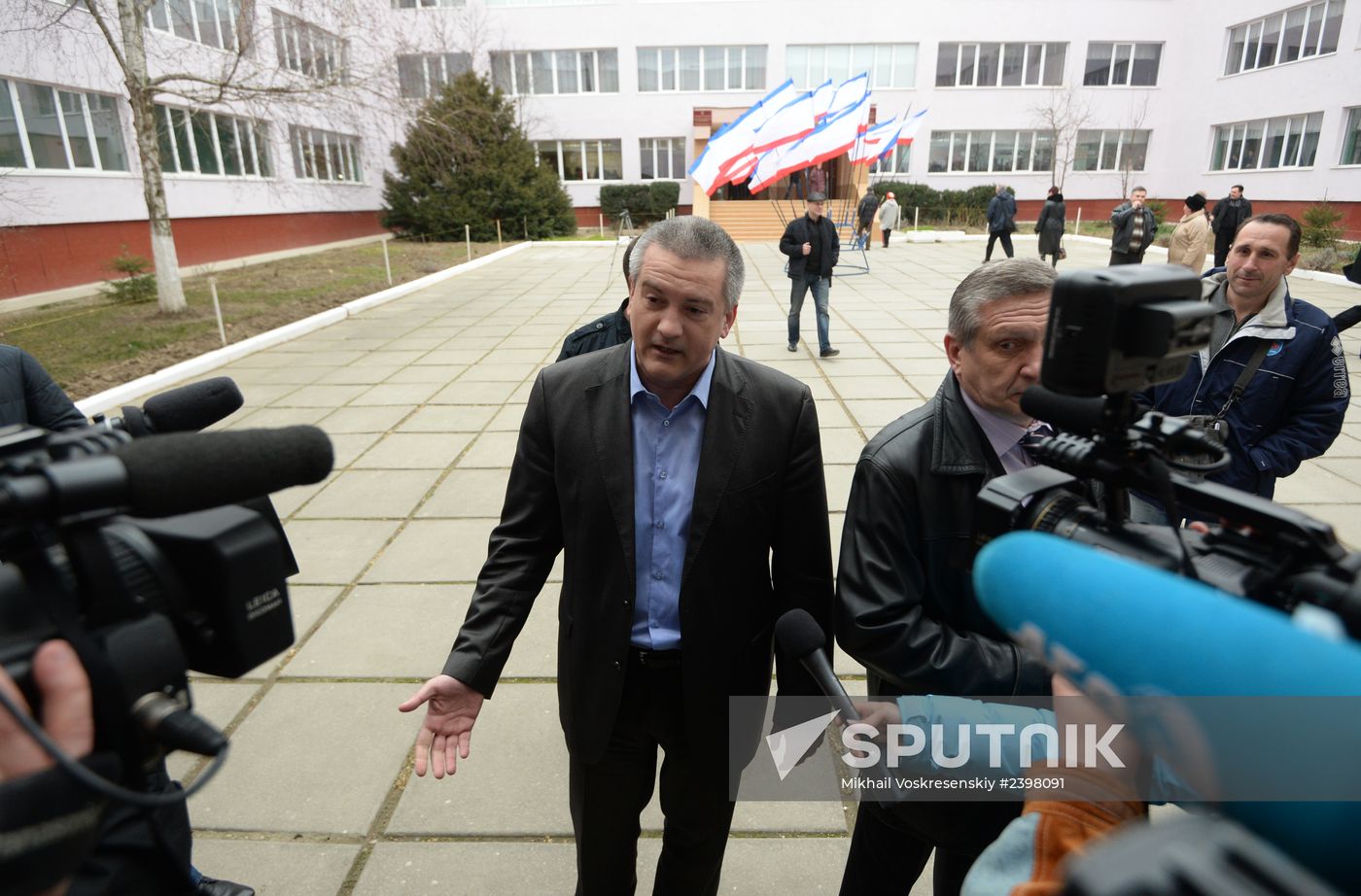 Simferopol votes in Crimea secession referendum