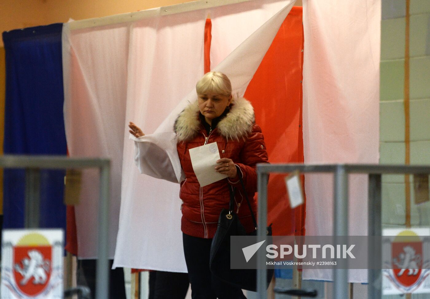 Simferopol votes in Crimea secession referendum