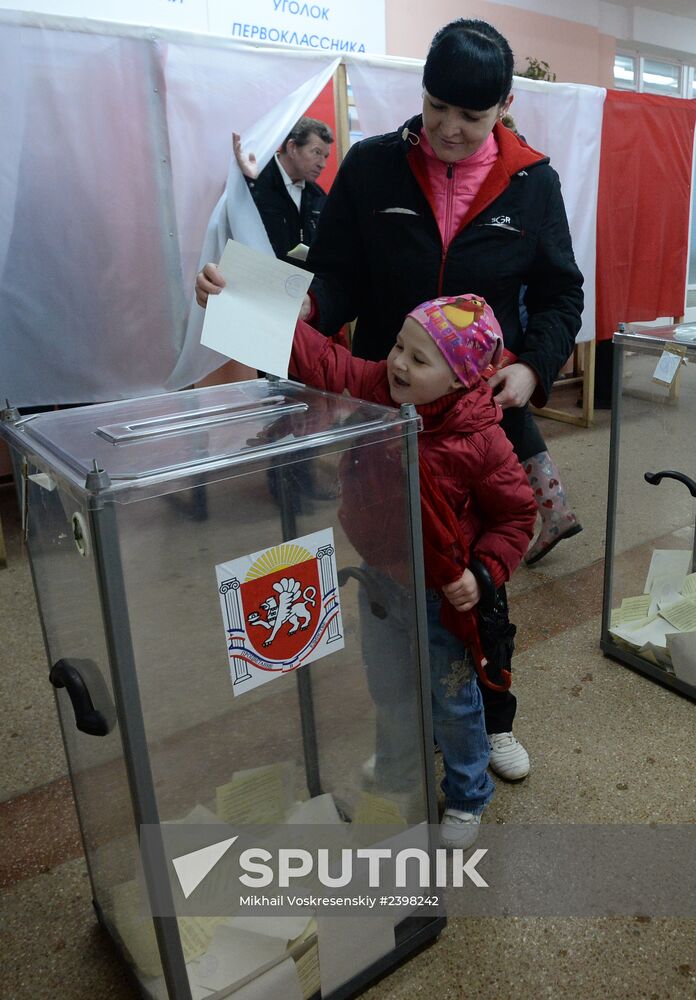 Simferopol votes in Crimea secession referendum