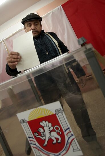 Simferopol votes in Crimea secession referendum