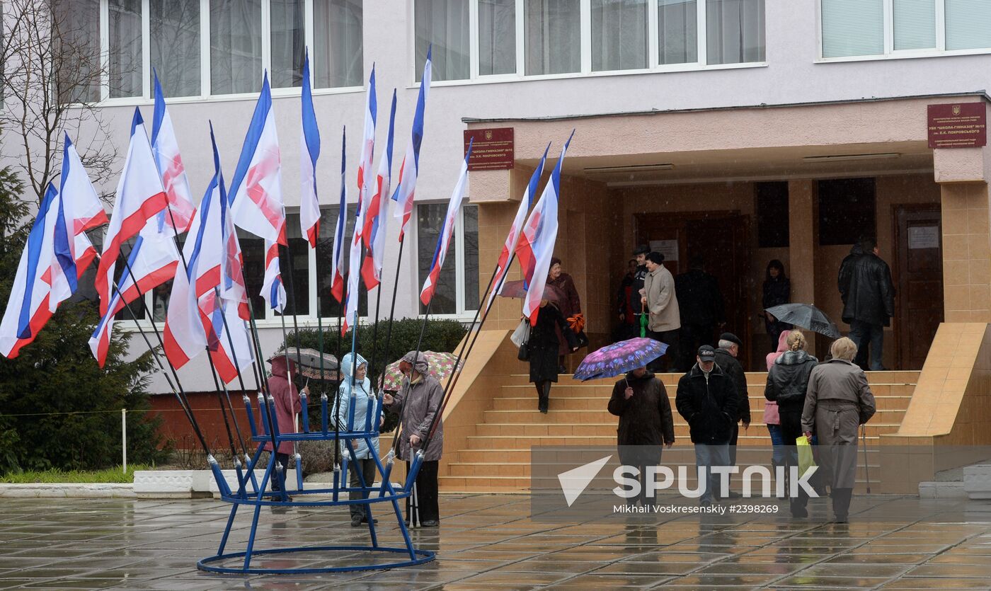 Simferopol votes in Crimea secession referendum