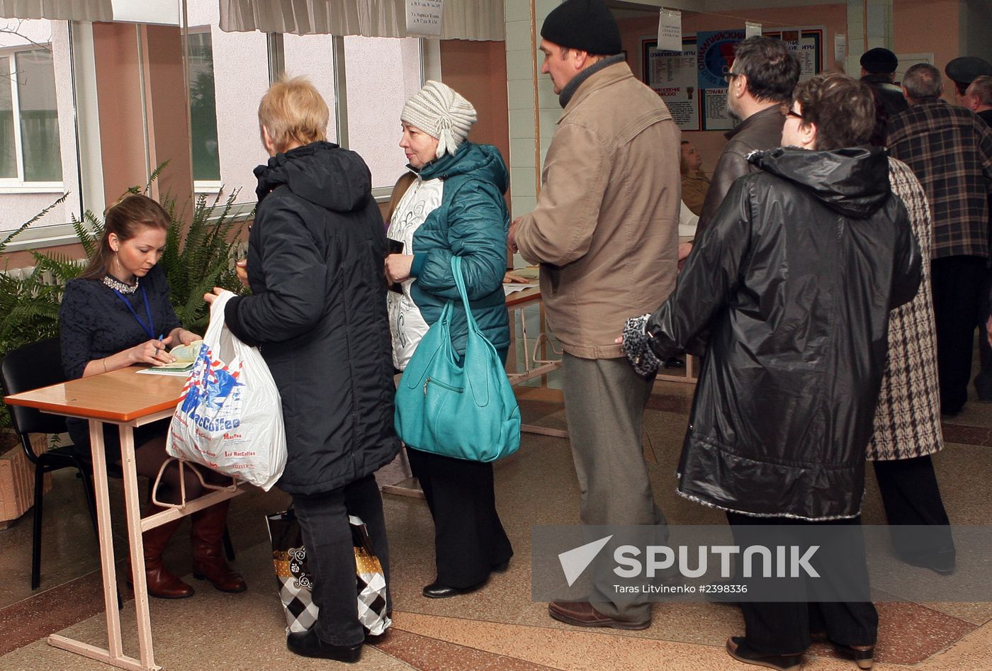 Simferopol votes in Crimea secession referendum