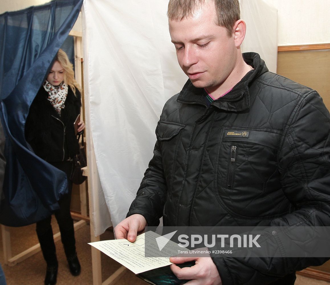 Simferopol votes in Crimea secession referendum