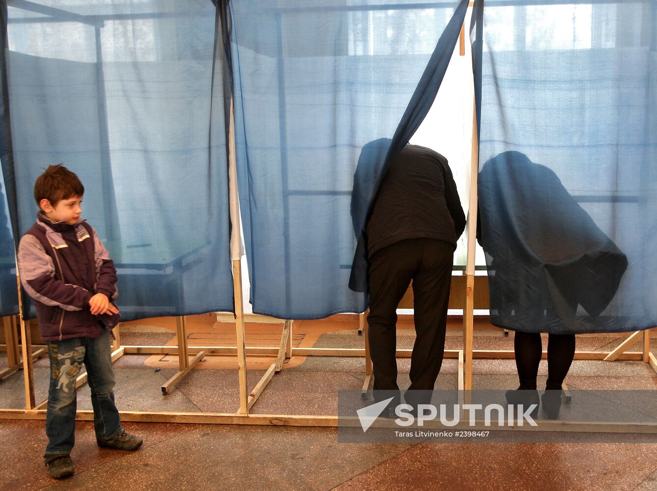 Simferopol votes in Crimea secession referendum