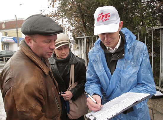 Simferopol votes in Crimea secession referendum