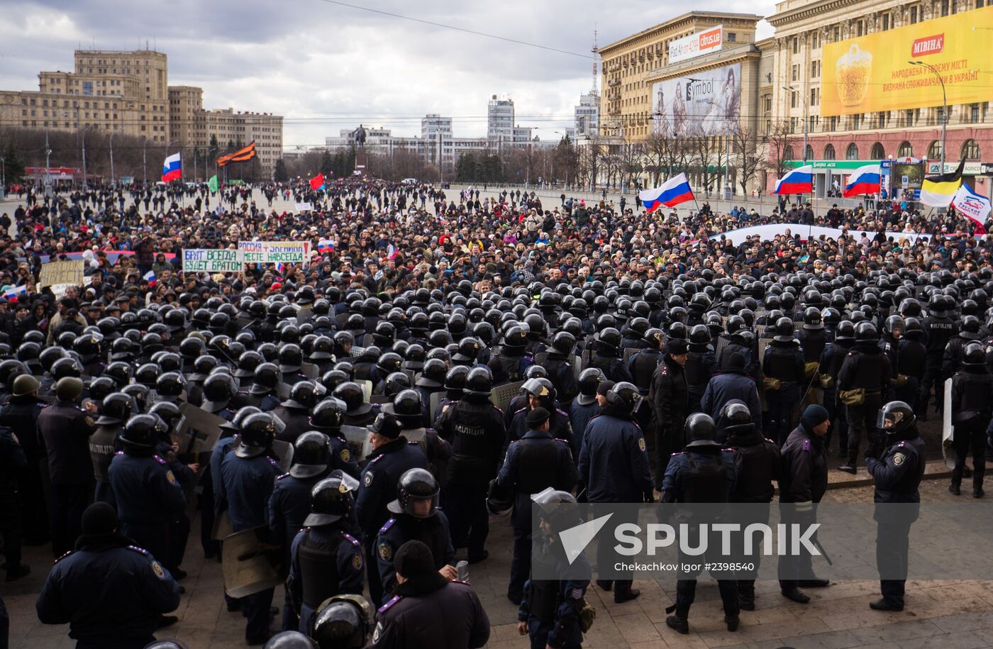 Kharkov residents stage rally in support of Crimea referendum