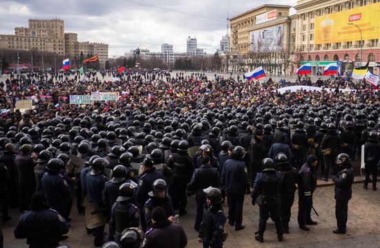 Kharkov residents stage rally in support of Crimea referendum