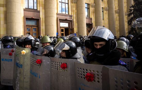 Kharkov residents stage rally in support of Crimea referendum