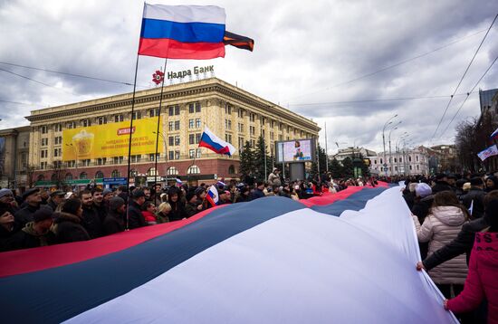 Kharkov residents stage rally in support of Crimea referendum