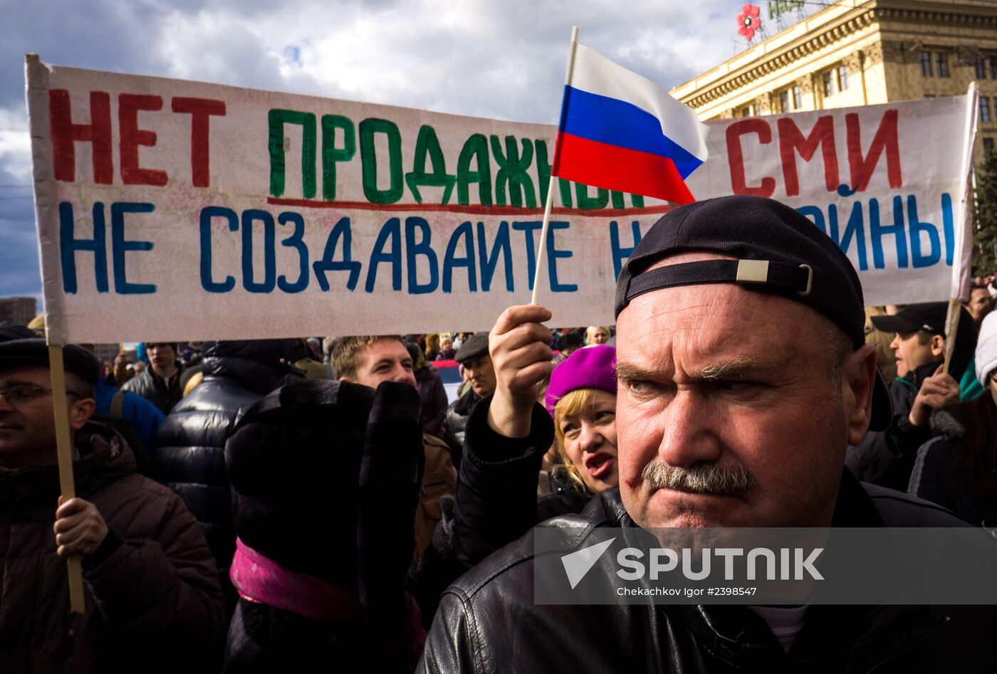 Kharkov residents stage rally in support of Crimea referendum