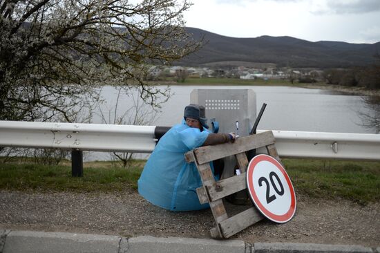 Checkpoint on road between Sevastopol and Orlinoye village