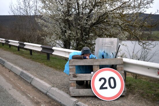 Checkpoint on road between Sevastopol and Orlinoye village