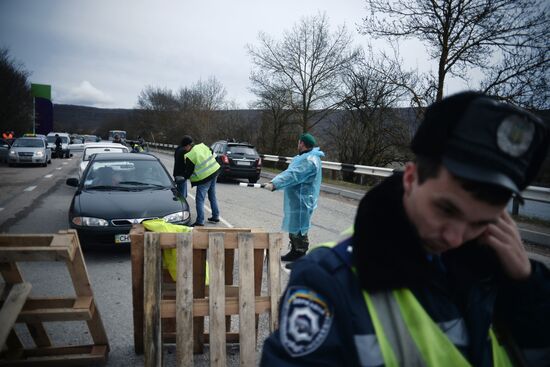 Checkpoint on road between Sevastopol and Orlinoye village
