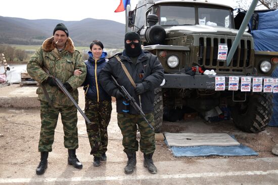 Checkpoint on road between Sevastopol and Orlinoye village