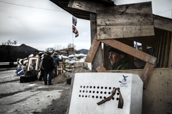 Checkpoint on road between Sevastopol and Orlinoye village