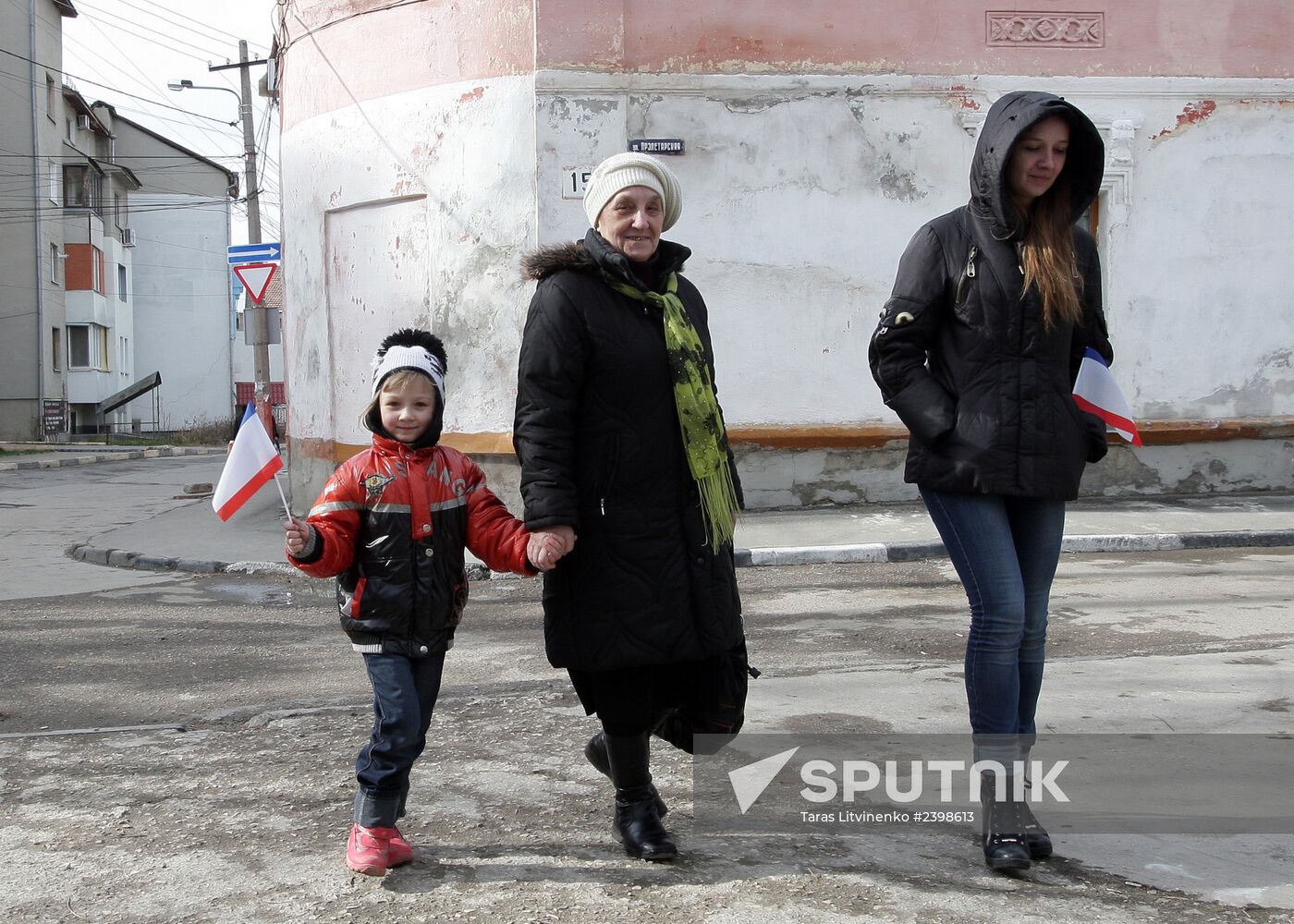 Simferopol votes in Crimea secession referendum
