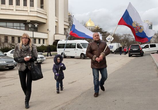 Simferopol votes in Crimea secession referendum