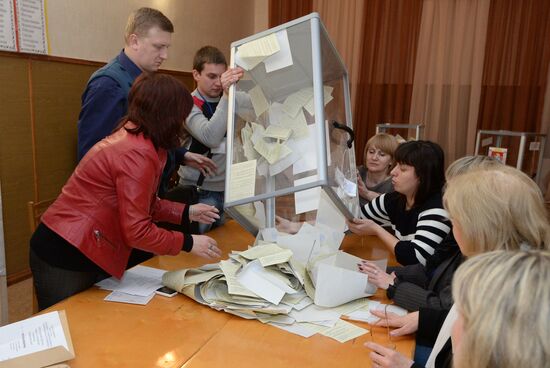 Counting ballots after referendum on Crimea's status
