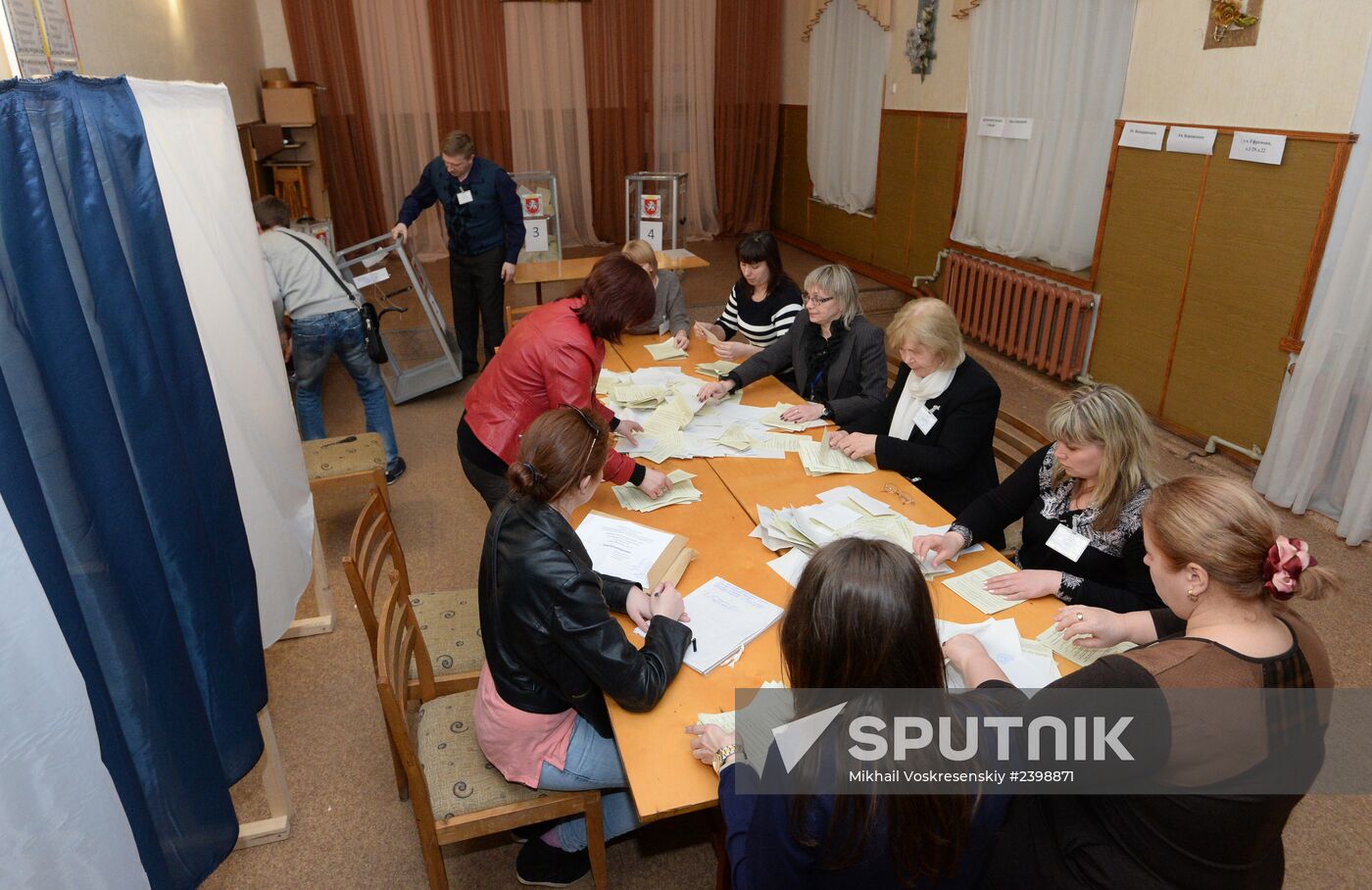 Counting ballots after referendum on Crimea's status