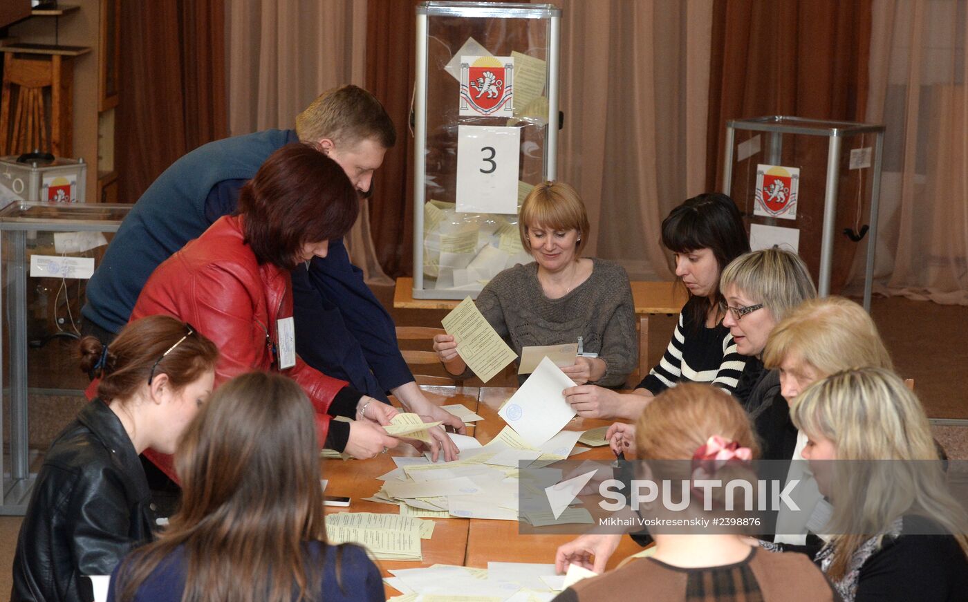 Counting ballots after referendum on Crimea's status
