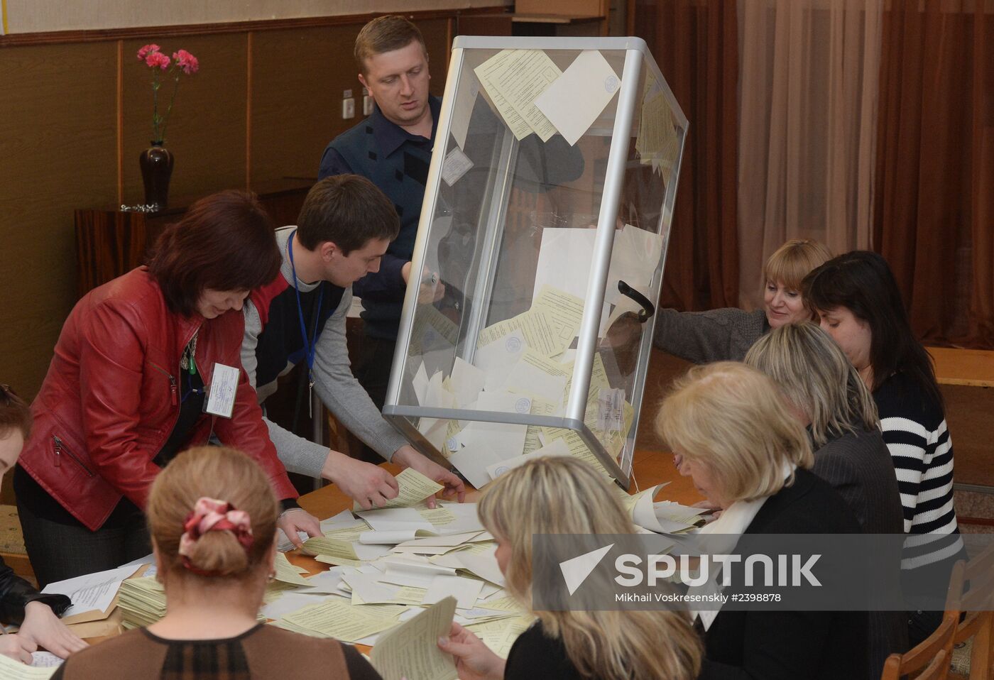 Counting ballots after referendum on Crimea's status