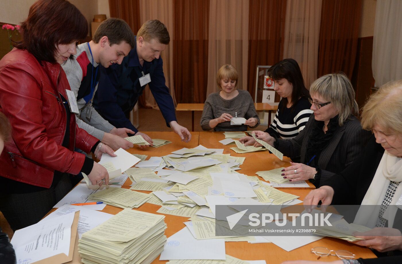 Counting ballots after referendum on Crimea's status