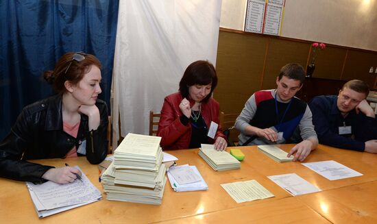 Counting ballots after referendum on Crimea's status