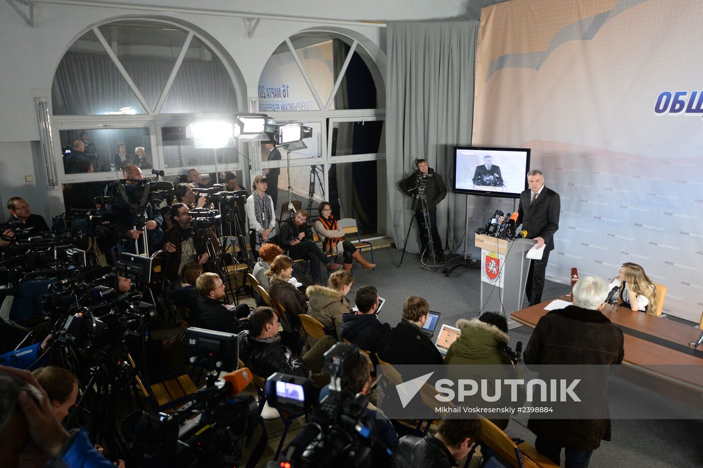 Counting votes of referendum on status of Crimea