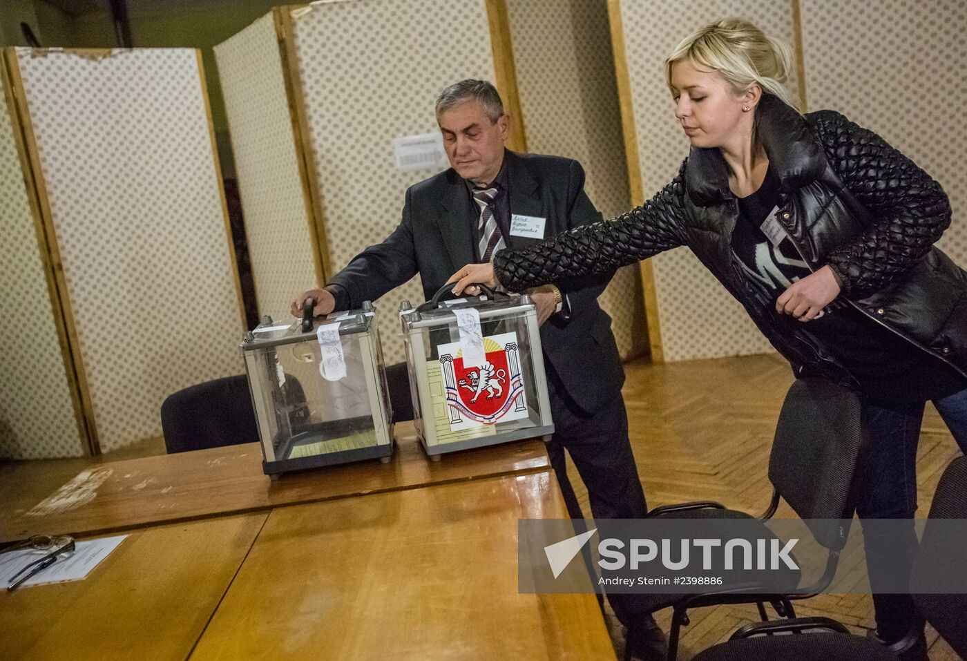 Counting ballots after referendum on Crimea's status