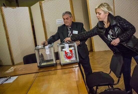 Counting ballots after referendum on Crimea's status