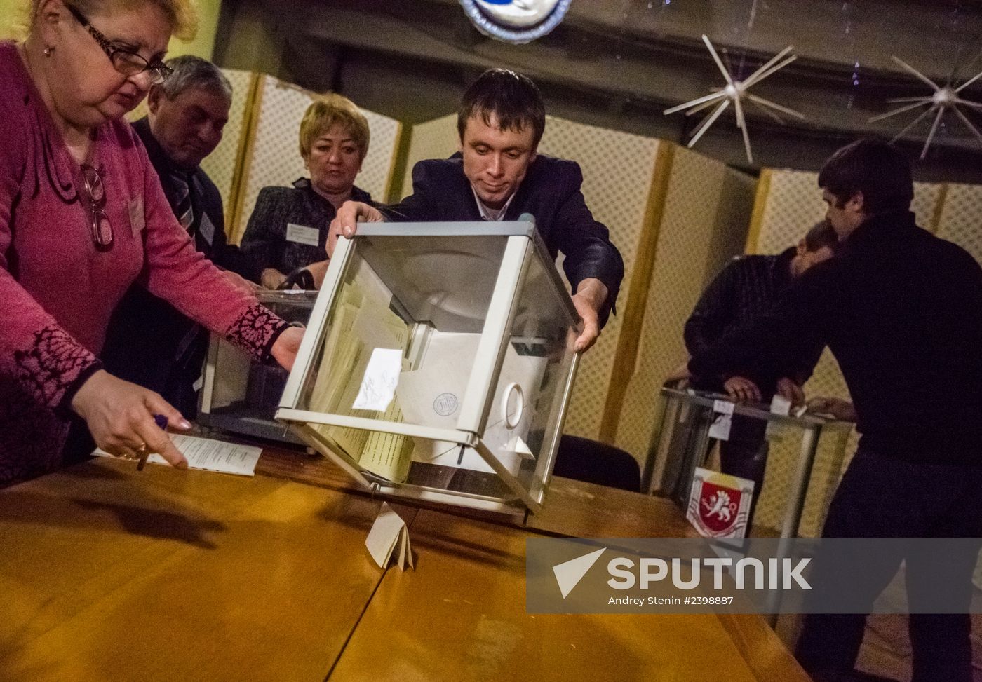 Counting ballots after referendum on Crimea's status