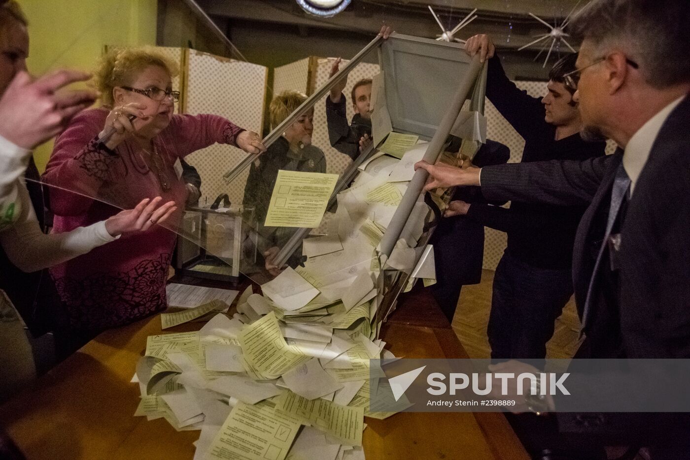 Counting ballots after referendum on Crimea's status