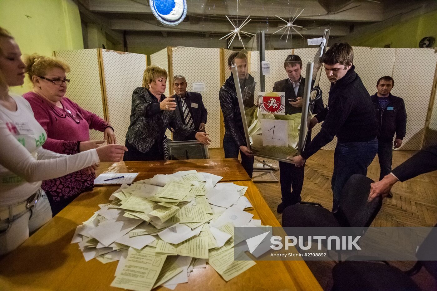 Counting ballots after referendum on Crimea's status