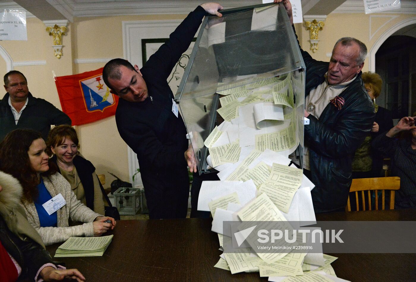 Counting votes of referendum on status of Crimea