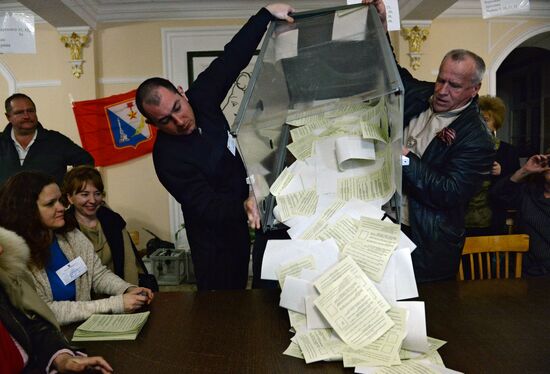 Counting votes of referendum on status of Crimea
