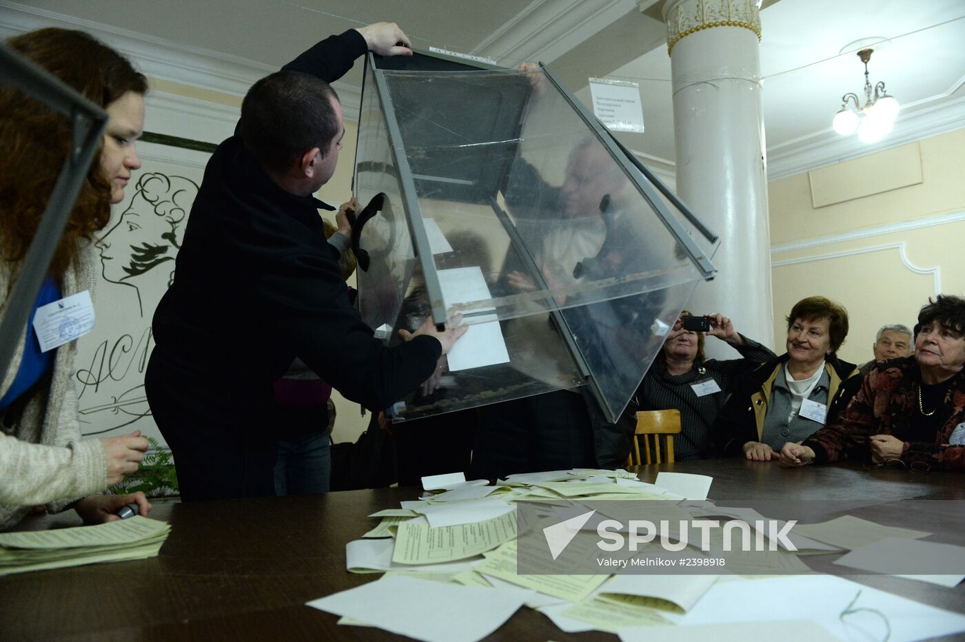Counting votes of referendum on status of Crimea