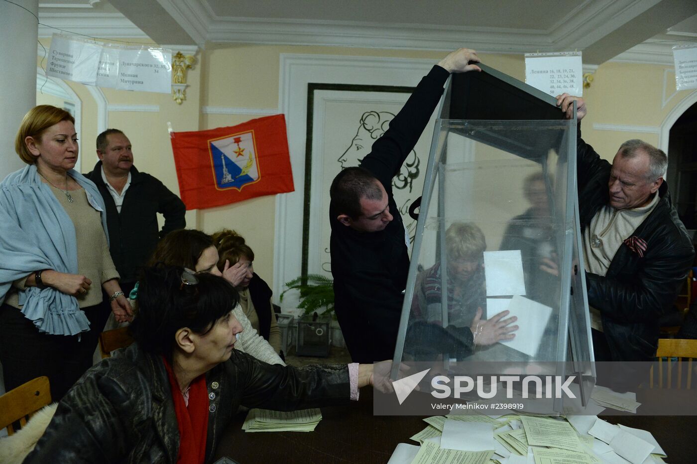 Counting votes of referendum on status of Crimea