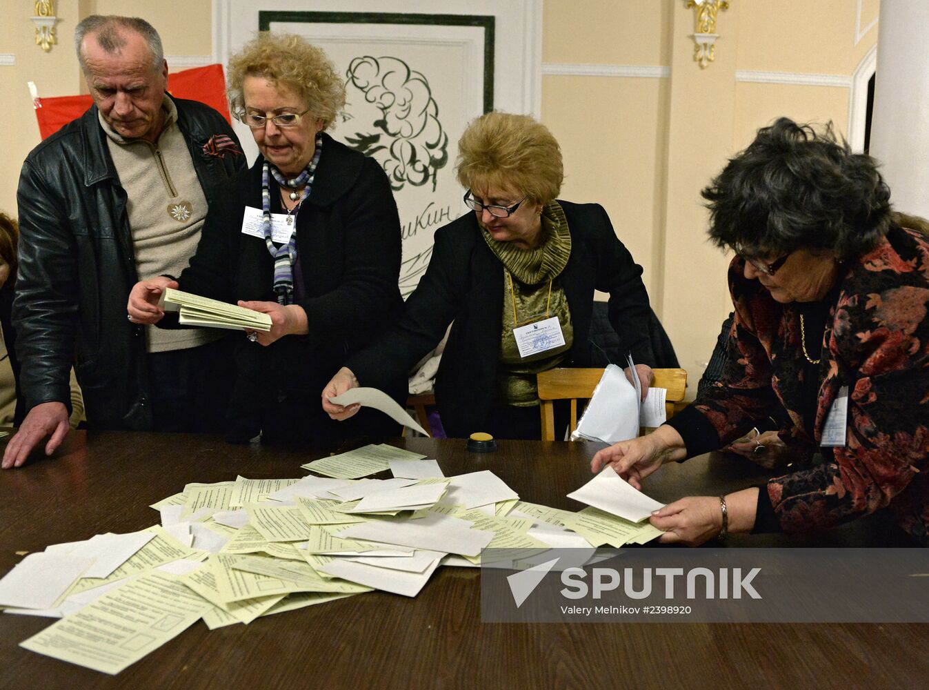 Counting votes of referendum on status of Crimea