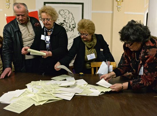 Counting votes of referendum on status of Crimea