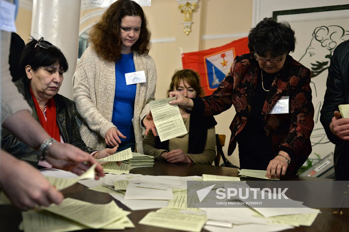 Counting votes of referendum on status of Crimea
