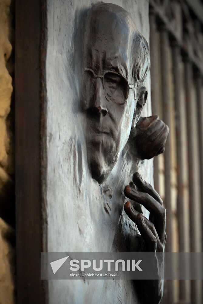 Unveiling memorial plaque to musician Mstislav Rostropovich in St. Petersburg